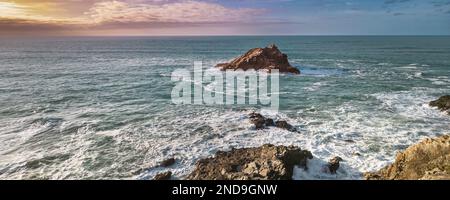 Ein spektakulärer Panoramablick aus der Vogelperspektive auf die kleine felsige, unbewohnte Insel namens Goose vor der Küste Pentire Point East in Newquay in Cornwall Stockfoto