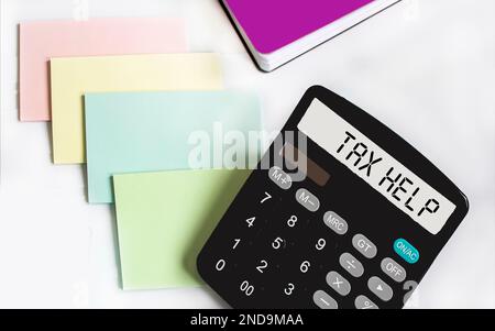 Steuerhilfe. Auf der Anzeige des Rechners wird eine schriftliche Steuerhilfe angezeigt Stockfoto