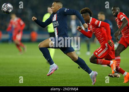 Paris, Frankreich. 14. Februar 2023. (L-R) Kylian Mbappe (PSG), Kingsley Coman (Bayern) Fußball/Fußball : UEFA Champions League-Runde mit 16 1. Beinen Spiel zwischen Paris Saint-Germain 0-1 FC Bayern Munchen im Parc des Princes in Paris, Frankreich . Kredit: Mutsu Kawamori/AFLO/Alamy Live News Stockfoto