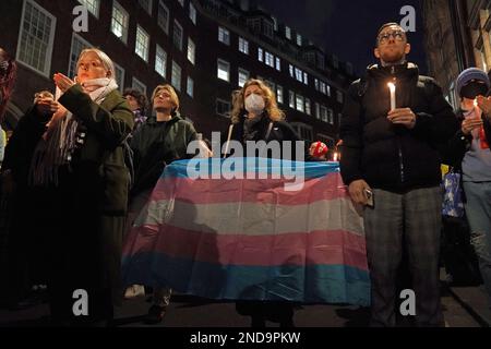 Mitglieder der Öffentlichkeit besuchen eine bei Kerzenlicht erleuchtete Mahnwache vor dem Bildungsministerium in London, zum Gedenken an die transsexuelle Teenagerin Brianna Ghey, die am Samstag in einem Park tödlich erstochen wurde. Die 16-jährige aus Birchwood in Warrington, Cheshire, wurde gefunden, als sie verwundet auf einem Pfad in Linear Park, Culcheth, lag. Bilddatum: Mittwoch, 15. Februar 2023. Stockfoto