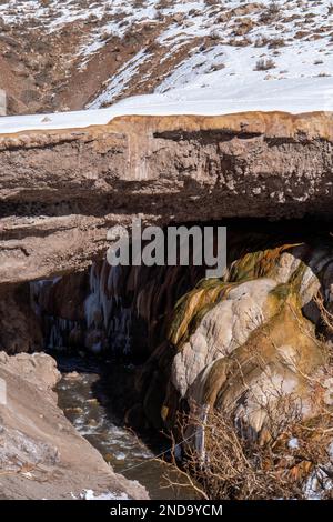 Puente del Inca mit verschneiter Brücke und felsigem Bogen in der Provinz Mendoza, Argentinien Stockfoto