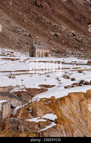 Puente del Inca mit schneebedeckten Boden und felsigem Bogen in der argentinischen Provinz Mendoza Stockfoto