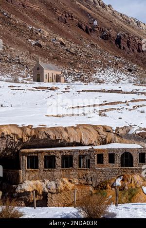 Eine Landschaftsszene von Puente del Inca mit natürlichem Felsbogen in Mendoza, Argentinien, vertikale Aufnahme Stockfoto