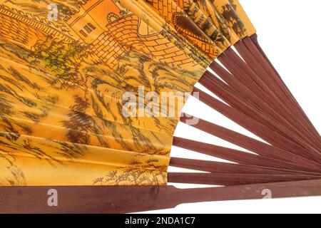 Ein klappbarer Bambusventilator, Makro, isoliert auf weißem Hintergrund. Stockfoto