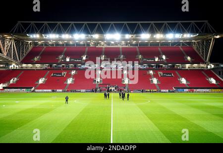 Wigan Athletic-Spieler besichtigen das Spielfeld vor dem Sky Bet Championship-Spiel in Ashton Gate, Bristol. Bilddatum: Mittwoch, 15. Februar 2023. Stockfoto