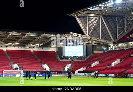 Wigan Athletic-Spieler besichtigen das Spielfeld vor dem Sky Bet Championship-Spiel in Ashton Gate, Bristol. Bilddatum: Mittwoch, 15. Februar 2023. Stockfoto