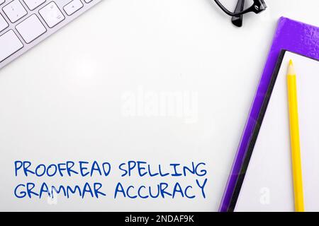 Textzeichen, das Grammatikgenauigkeit bei der Rechtschreibprüfung anzeigt. Wort zum Lesen und Markieren von Rechtschreibung, Grammatikfehler Stockfoto