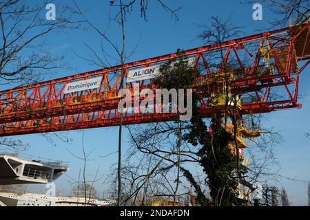 Denham, Großbritannien. 15. Februar 2023. Der HS2 High Speed Rail 2 Colne Valley Viadukt wird derzeit gebaut. Die Brücke überquert nun die A412 London Orbital Road in Denham. Dominque, ein riesiger, 160m m langer, orangefarbener Trägerbalken mit 700 Tonnen Gewicht, windet die Segmente von Dielen aus vorgegossenem Beton auf 56 Pier-Segmente. Es wurde berichtet, dass die Regierungsminister aufgrund des Projekts, das den Haushalt für HS2 erheblich überschritten hat, planen, HS2 Dienste sowie die vorgeschlagenen Zuggeschwindigkeiten zu kürzen, um Geld zu sparen. Kredit: Maureen McLean/Alamy Live News Stockfoto