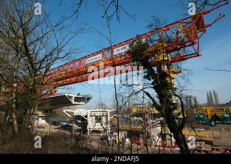 Denham, Großbritannien. 15. Februar 2023. Der HS2 High Speed Rail 2 Colne Valley Viadukt wird derzeit gebaut. Die Brücke überquert nun die A412 London Orbital Road in Denham. Dominque, ein riesiger, 160m m langer, orangefarbener Trägerbalken mit 700 Tonnen Gewicht, windet die Segmente von Dielen aus vorgegossenem Beton auf 56 Pier-Segmente. Es wurde berichtet, dass die Regierungsminister aufgrund des Projekts, das den Haushalt für HS2 erheblich überschritten hat, planen, HS2 Dienste sowie die vorgeschlagenen Zuggeschwindigkeiten zu kürzen, um Geld zu sparen. Kredit: Maureen McLean/Alamy Live News Stockfoto