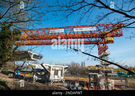 Denham, Großbritannien. 15. Februar 2023. Der HS2 High Speed Rail 2 Colne Valley Viadukt wird derzeit gebaut. Die Brücke überquert nun die A412 London Orbital Road in Denham. Dominque, ein riesiger, 160m m langer, orangefarbener Trägerbalken mit 700 Tonnen Gewicht, windet die Segmente von Dielen aus vorgegossenem Beton auf 56 Pier-Segmente. Es wurde berichtet, dass die Regierungsminister aufgrund des Projekts, das den Haushalt für HS2 erheblich überschritten hat, planen, HS2 Dienste sowie die vorgeschlagenen Zuggeschwindigkeiten zu kürzen, um Geld zu sparen. Kredit: Maureen McLean/Alamy Live News Stockfoto