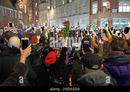 Mitglieder der Öffentlichkeit besuchen eine bei Kerzenlicht erleuchtete Mahnwache vor dem Bildungsministerium in London, zum Gedenken an die transsexuelle Teenagerin Brianna Ghey, die am Samstag in einem Park tödlich erstochen wurde. Die 16-jährige aus Birchwood in Warrington, Cheshire, wurde gefunden, als sie verwundet auf einem Pfad in Linear Park, Culcheth, lag. Bilddatum: Mittwoch, 15. Februar 2023. Stockfoto