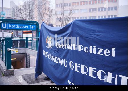 Berlin, Deutschland. 15. Februar 2023. Ein Banner gegen das Polizeirevier am Kottbusser Tor. Kredit: Annette Riedl/dpa/Alamy Live News Stockfoto