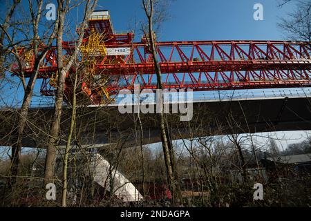 Denham, Großbritannien. 15. Februar 2023. Der HS2 High Speed Rail 2 Colne Valley Viadukt wird derzeit gebaut. Die Brücke überquert nun die A412 London Orbital Road in Denham. Dominque, ein riesiger, 160m m langer, orangefarbener Trägerbalken mit 700 Tonnen Gewicht, windet die Segmente von Dielen aus vorgegossenem Beton auf 56 Pier-Segmente. Es wurde berichtet, dass die Regierungsminister aufgrund des Projekts, das den Haushalt für HS2 erheblich überschritten hat, planen, HS2 Dienste sowie die vorgeschlagenen Zuggeschwindigkeiten zu kürzen, um Geld zu sparen. Kredit: Maureen McLean/Alamy Live News Stockfoto