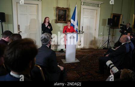 Edinburgh, Schottland, Großbritannien. 15. Februar 2023. (230215) -- EDINBURGH, 15. Februar 2023 (Xinhua) -- Schottlands erste Ministerin Nicola Sturgeon (C, Rear) nimmt am 15. Februar 2023 an einer Pressekonferenz in Edinburgh, Großbritannien, Teil. Stör kündigte ihren Rücktritt auf der Pressekonferenz in Edinburgh am Mittwoch an und sagte, dass ihre Entscheidung auf einer "tieferen und längerfristigen Bewertung" beruhe. (Schottische Regierung/Handout über Xinhua) Guthaben: Xinhua/Alamy Live News Stockfoto
