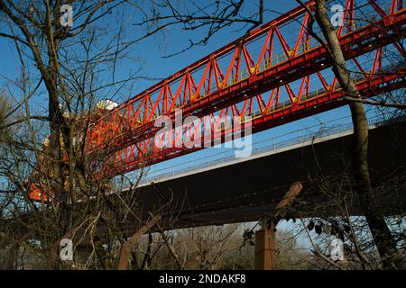 Denham, Großbritannien. 15. Februar 2023. Der HS2 High Speed Rail 2 Colne Valley Viadukt wird derzeit gebaut. Die Brücke überquert nun die A412 London Orbital Road in Denham. Dominque, ein riesiger, 160m m langer, orangefarbener Trägerbalken mit 700 Tonnen Gewicht, windet die Segmente von Dielen aus vorgegossenem Beton auf 56 Pier-Segmente. Es wurde berichtet, dass die Regierungsminister aufgrund des Projekts, das den Haushalt für HS2 erheblich überschritten hat, planen, HS2 Dienste sowie die vorgeschlagenen Zuggeschwindigkeiten zu kürzen, um Geld zu sparen. Kredit: Maureen McLean/Alamy Live News Stockfoto