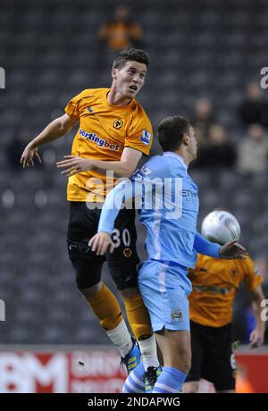 Matt Doherty von Wolverhampton Wanderers und Edin Dzeko vom Manchester City Carling Cup 4. Runde – Wolverhampton Wanderers gegen Manchester City Stockfoto