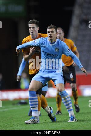 Matt Doherty von Wolverhampton Wanderers und Edin Dzeko vom Manchester City Carling Cup 4. Runde – Wolverhampton Wanderers gegen Manchester City Stockfoto