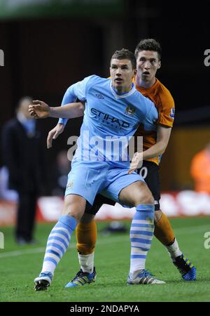 Matt Doherty von Wolverhampton Wanderers und Edin Dzeko vom Manchester City Carling Cup 4. Runde – Wolverhampton Wanderers gegen Manchester City Stockfoto