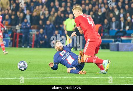 Matthijs de Ligt, FC Barcelona 4, tritt um den Ball an, Tackle, Duell, Header, Zweikampf, Action, Kampf gegen Lionel Messi, PSG 30 im achten Finalspiel PARIS SG - FC BAYERN MUENCHEN von Football UEFA Champions League, Spiel in Staffel 2022/2023 in Paris, 14. Februar 2022. Achtelfinale, FCB, München, PSG © Peter Schatz / Alamy Live News Stockfoto