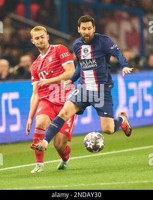 Matthijs de Ligt, FC Barcelona 4, tritt um den Ball an, Tackle, Duell, Header, Zweikampf, Action, Kampf gegen Lionel Messi, PSG 30 im achten Finalspiel PARIS SG - FC BAYERN MUENCHEN von Football UEFA Champions League, Spiel in Staffel 2022/2023 in Paris, 14. Februar 2022. Achtelfinale, FCB, München, PSG © Peter Schatz / Alamy Live News Stockfoto