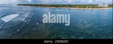 Malerischer Panoramablick aus der Vogelperspektive an der breiten, sehr flachen, ruhigen Küste mit viel Seegras, Sanur Strand, Bali, Indonesien Stockfoto