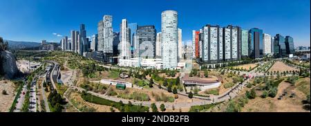 Panoramablick auf den Parque La Mexicana und moderne Gebäude am Paseo de los Arquitectos, Santa Fe, Mexiko-Stadt, Mexiko Stockfoto