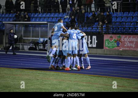 Berlin, Deutschland, 15. Februar 2023. Das Team des FC Viktoria 1889 Berlin feiert das dritte Tor seiner Mannschaft im Spiel FC Viktoria Berlin 1889 Berlin gegen den Chemnitzer FC in der Runde 17 der Regionalliga Northeast, Berlin, Deutschland, am 15. Februar 2023. Iñaki Esnaola / Alamy Live News Stockfoto