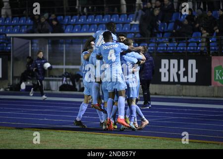 Berlin, Deutschland, 15. Februar 2023. Das Team des FC Viktoria 1889 Berlin feiert das dritte Tor seiner Mannschaft im Spiel FC Viktoria Berlin 1889 Berlin gegen den Chemnitzer FC in der Runde 17 der Regionalliga Northeast, Berlin, Deutschland, am 15. Februar 2023. Iñaki Esnaola / Alamy Live News Stockfoto
