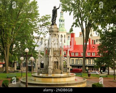 Kanada Quebec Quebec City Place d'Armes, gotischer Brunnen, auf dem das Faith Monument (Monument de la Foi) steht Stockfoto