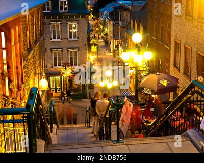 Kanada, Quebec, Quebec City, Unterstadt, halsbrecherische Stufen bei Dämmerung Stockfoto