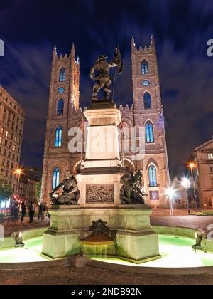 Canada Quebec Montreal, Blick auf die Kathedrale Notre Dame von außen, Place d'Armes in der Dämmerung und Denkmal zum Gedenken an Paul Chomedey de Maisonneuve, Gründer Stockfoto