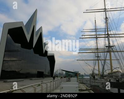 Außenansicht des Riverside Museum und des historischen Schiffs Glenlee an Glasgows Uferpromenade; die ikonische Form des Transportmuseums von der Architektin Zaha Hadid Stockfoto