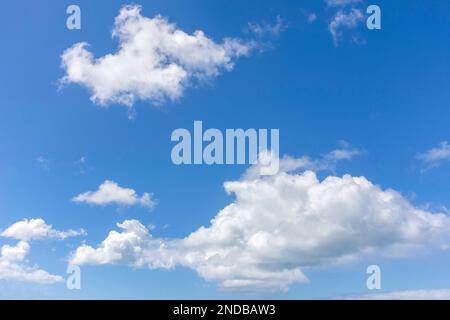 Cumulus Wolken gegen blauen Himmel, Antigua, Antigua und Barbuda, kleine Antillen, Karibik Stockfoto