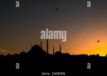 Islamisches Foto. Silhouette der Suleymaniye-Moschee bei Sonnenuntergang. Ramadan oder islamisches Konzept. Stockfoto
