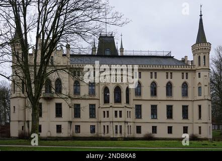 Leer, Deutschland - Februar 1 2023 Evenburg ist eine Wasserburg im Dorf Ostfriesien, Norddeutschland. Es wurde zwischen 1642 und 1650 erbaut und 18 wieder aufgebaut Stockfoto