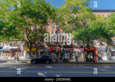 Viele Geschäfte öffnen entlang der 14. Street in East Village NYC Stockfoto