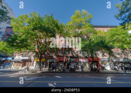Viele Geschäfte öffnen entlang der 14. Street in East Village NYC Stockfoto