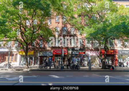 Viele Geschäfte öffnen entlang der 14. Street in East Village NYC Stockfoto