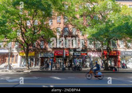 Viele Geschäfte öffnen entlang der 14. Street in East Village NYC Stockfoto