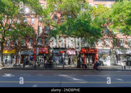 Viele Geschäfte öffnen entlang der 14. Street in East Village NYC Stockfoto