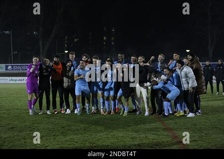 Berlin, Deutschland, 15. Februar 2023. Das Team des FC Viktoria 1889 Berlin feiert seinen Sieg während des Spiels FC Viktoria Berlin 1889 gegen den Chemnitzer FC in der Runde 17 der Regionalliga Northeast, Berlin, Deutschland, 15. Februar 2023. Iñaki Esnaola / Alamy Live News Stockfoto