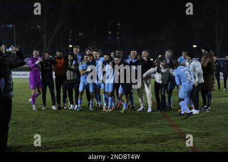 Berlin, Deutschland, 15. Februar 2023. Das Team des FC Viktoria 1889 Berlin feiert seinen Sieg während des Spiels FC Viktoria Berlin 1889 gegen den Chemnitzer FC in der Runde 17 der Regionalliga Northeast, Berlin, Deutschland, 15. Februar 2023. Iñaki Esnaola / Alamy Live News Stockfoto