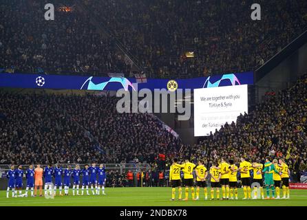 Vor dem 16. Spiel der UEFA Champions League im Signal Iduna Park, Dortmund, Deutschland, haben die Spieler eine Schweigeminute für die Opfer des Erdbebens in der Türkei und Syrien eingelegt. Bilddatum: Mittwoch, 15. Februar 2023. Stockfoto