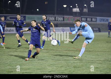 Berlin, Deutschland, 15. Februar 2023. Phil Harres vom FC Viktoria 1889 Berlin schießt während des Spiels zwischen dem FC Viktoria Berlin 1889 Berlin und dem Chemnitzer FC in der Runde 17 der Regionalliga Northeast, Berlin, Deutschland, am 15. Februar 2023 ins Tor. Iñaki Esnaola / Alamy Live News Stockfoto