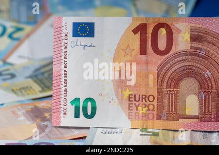 Ein Stapel Banknoten auf dem Tisch. Zehn Euro-Papiergeld im Fokus. Gemischte Euro-Banknoten im Hintergrund. Stockfoto
