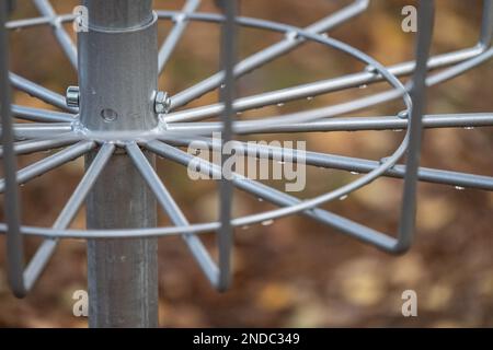 Detail eines Disc-Golfkorbs Stockfoto