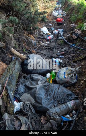 Wexham, Buckinghamshire, Großbritannien. 15. Februar 2023. Am Rande einer Straße in Wexham, Buckinghamshire, bei Slough. Flugtipp ist nach wie vor eine Schande auf dem Land, die Bauern, Landbesitzern und Räten viel Geld kostet, um es loszuwerden. Personen, die wegen Flugtipps verurteilt wurden, können eine Geldstrafe in unbegrenzter Höhe und/oder eine Freiheitsstrafe von bis zu 5 Jahren erhalten. Immer mehr versteckte Kameras werden in Bereichen eingesetzt, die für Fliegenkippen bekannt sind und zu Verurteilungen führen. Kredit: Maureen McLean/Alamy Live News Stockfoto