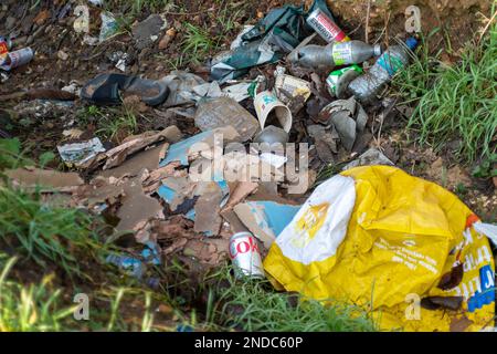 Wexham, Buckinghamshire, Großbritannien. 15. Februar 2023. Am Rande einer Straße in Wexham, Buckinghamshire, bei Slough. Flugtipp ist nach wie vor eine Schande auf dem Land, die Bauern, Landbesitzern und Räten viel Geld kostet, um es loszuwerden. Personen, die wegen Flugtipps verurteilt wurden, können eine Geldstrafe in unbegrenzter Höhe und/oder eine Freiheitsstrafe von bis zu 5 Jahren erhalten. Immer mehr versteckte Kameras werden in Bereichen eingesetzt, die für Fliegenkippen bekannt sind und zu Verurteilungen führen. Kredit: Maureen McLean/Alamy Live News Stockfoto