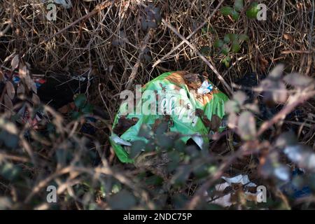 Wexham, Buckinghamshire, Großbritannien. 15. Februar 2023. Am Rande einer Straße in Wexham, Buckinghamshire, bei Slough. Flugtipp ist nach wie vor eine Schande auf dem Land, die Bauern, Landbesitzern und Räten viel Geld kostet, um es loszuwerden. Personen, die wegen Flugtipps verurteilt wurden, können eine Geldstrafe in unbegrenzter Höhe und/oder eine Freiheitsstrafe von bis zu 5 Jahren erhalten. Immer mehr versteckte Kameras werden in Bereichen eingesetzt, die für Fliegenkippen bekannt sind und zu Verurteilungen führen. Kredit: Maureen McLean/Alamy Live News Stockfoto