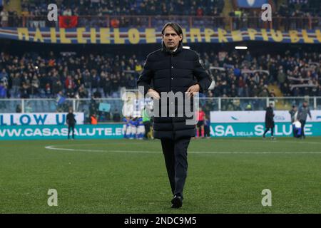 Genua, Italien. 13. Februar 2023. Italien, Genua, februar 13 2023: Simone Inzaghi (fc Inter Manager) betritt das Spielfeld und wechselt während des Fußballspiels SAMPDORIA gegen FC INTER, Serie A 2022-2023 day22 im Ferraris-Stadion (Foto: Fabrizio Andrea Bertani/Pacific Press/Sipa USA). Guthaben: SIPA USA/Alamy Live News Stockfoto